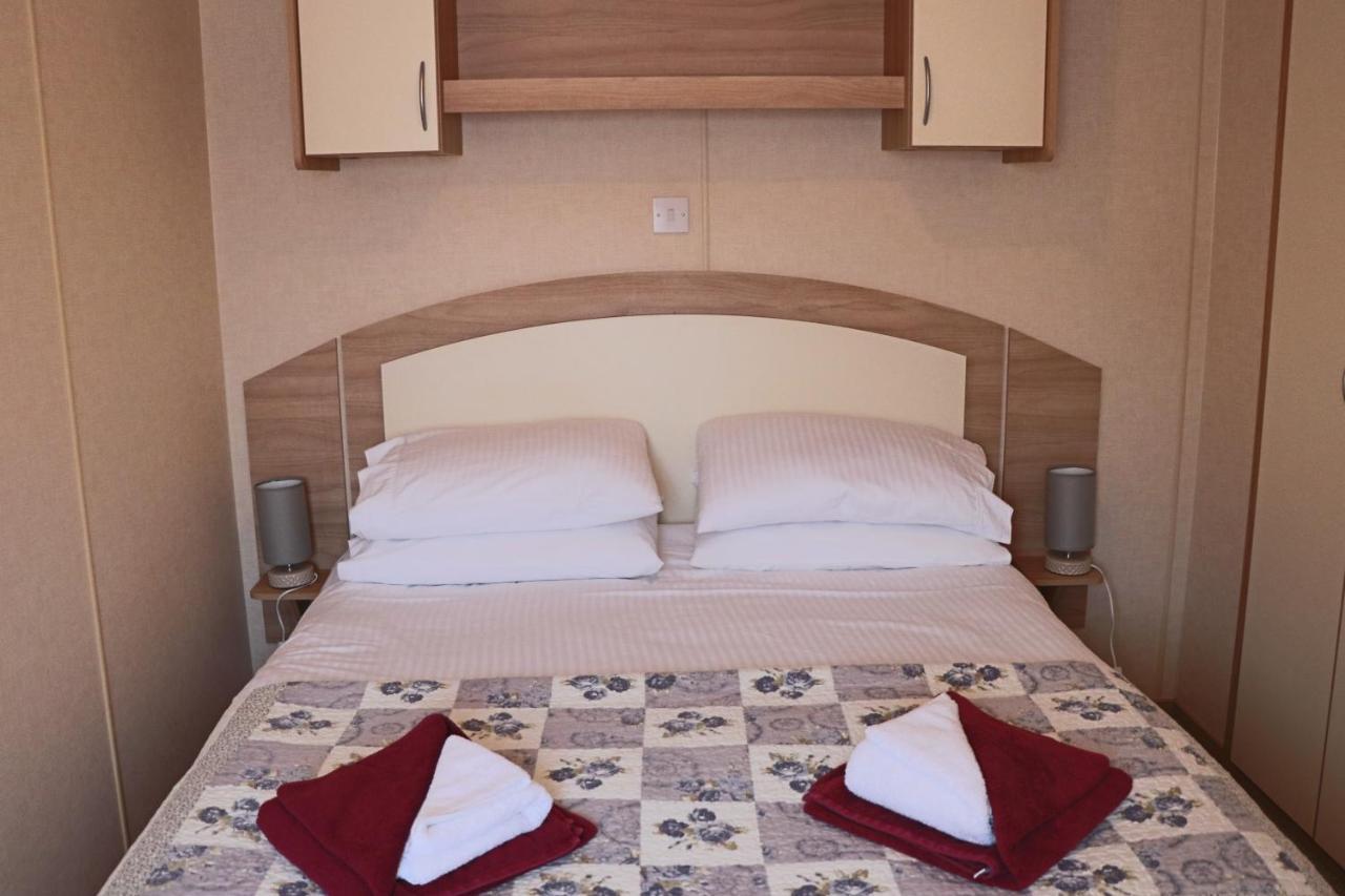 Palm 1 Park Home With Hot Tub Swanage Bagian luar foto