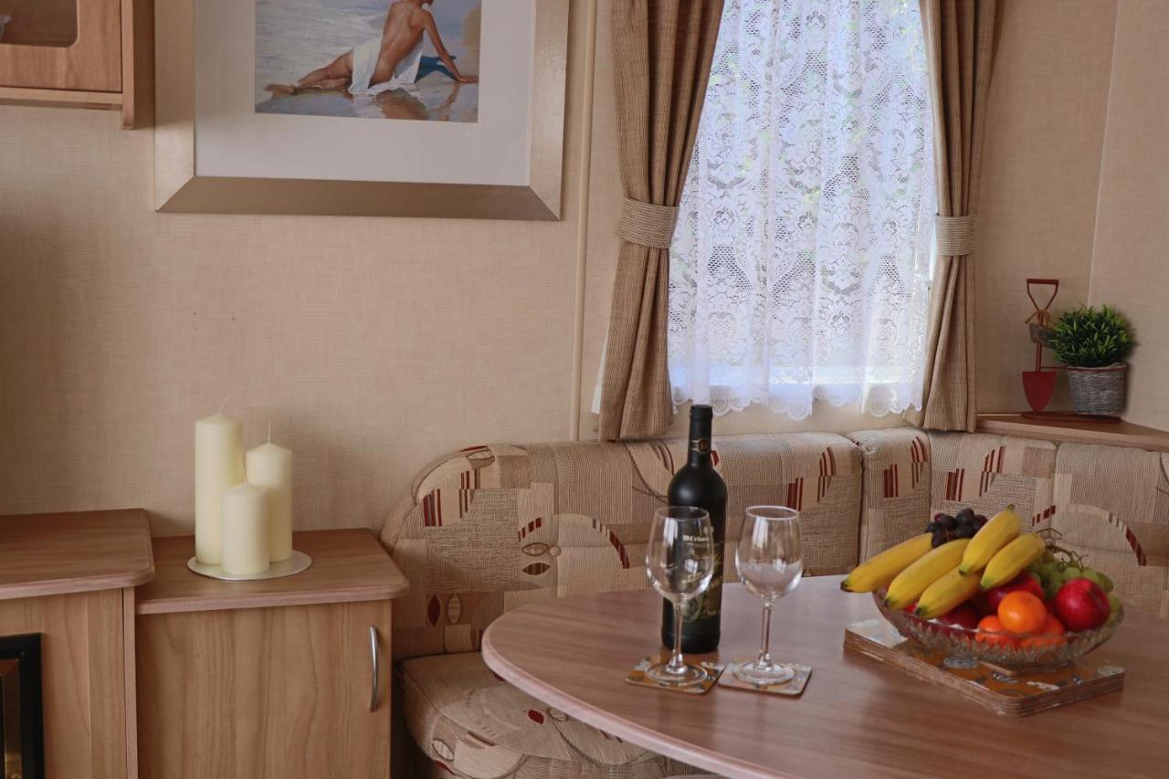 Palm 1 Park Home With Hot Tub Swanage Bagian luar foto